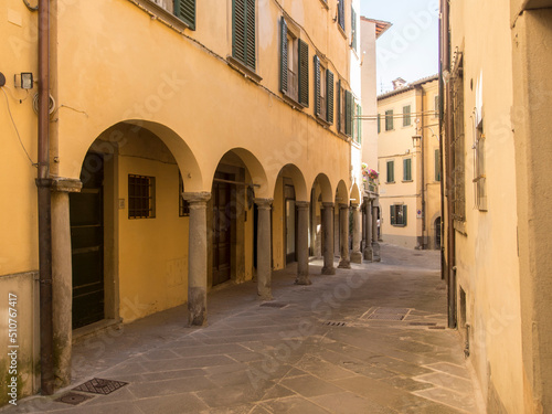 Italia, Toscana, provincia di Arezzo, il paese di Poppi, strade del centro storico. © gimsan