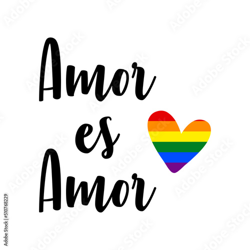 Banner con texto manuscrito Amor es Amor en español. Corazón con bandera lgbt. Color arco iris. Vector para evento del mes del orgullo. Logo orgullo gay