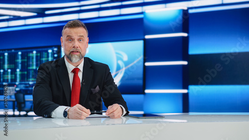 Fotografie Beginning Evening News TV Program: Anchor Presenter Reporting on Business, Economy, Science, Politics