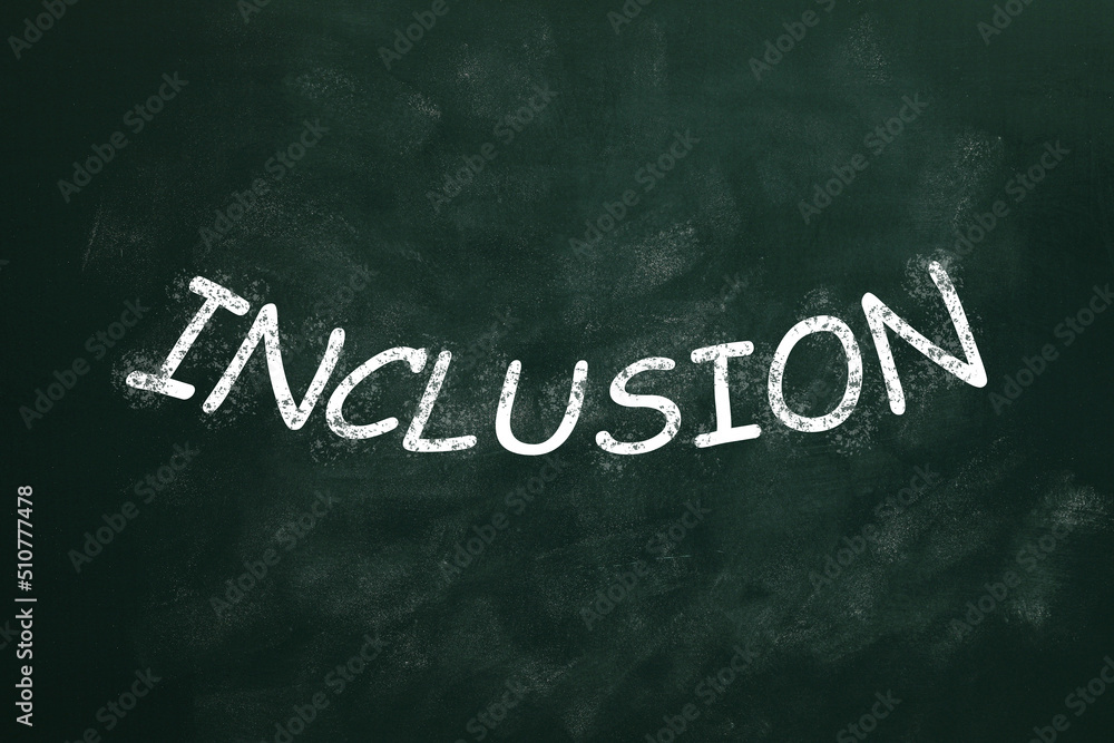 Obraz premium Word INCLUSION written on green chalkboard. DEI concept