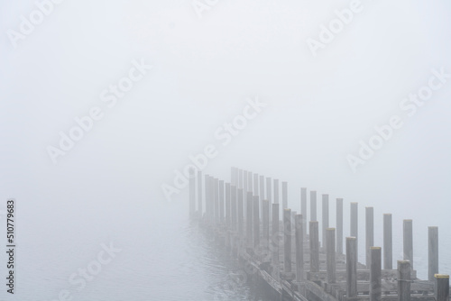 霧の中の桟橋