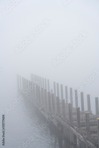 霧の中の桟橋