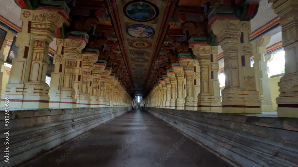 Obraz premium Corridors of Ramanathaswamy Temple, Rameshwaram, Tamil Nadu, India