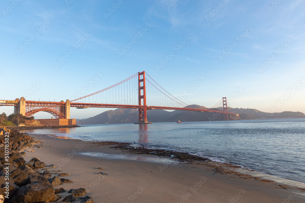 Fototapeta premium golden gate bridge in San Francisco in dawn