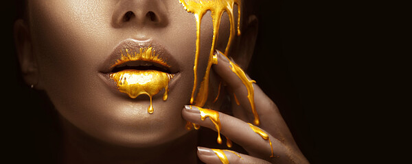 Fotobehang Zwart goud Gouden lipgloss en glanzende nagels  © Subbotina Anna