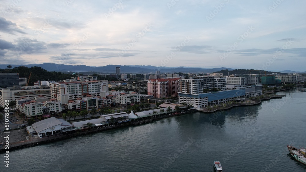 Obraz premium Kota Kinabalu, Sabah Malaysia – June 14, 2022: The Waterfront and Esplanade Area of Kota Kinabalu City Centre