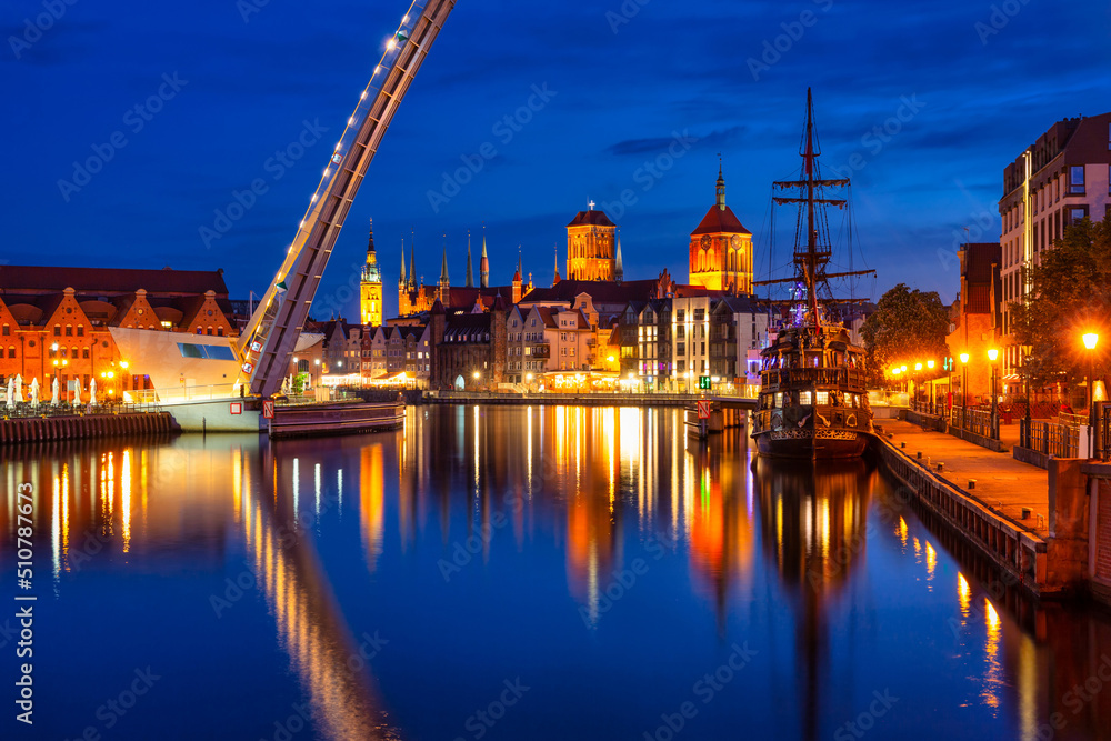 Obraz na płótnie Beautiful Gdansk city reflected in the Motlawa River at dusk. Poland w salonie