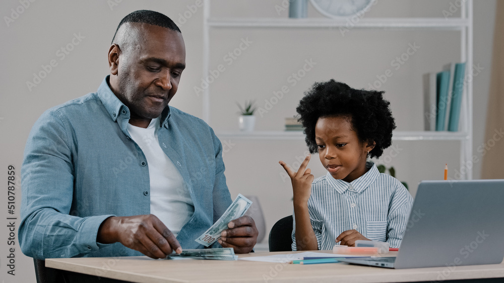 Φωτογραφία Cheerful adult father and little cute daughter sitting at home dad teaches kid g