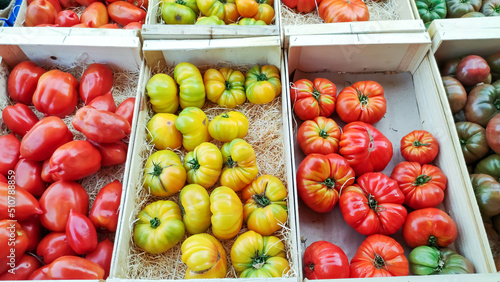 tomates mûres de couleurs dans des caisses sur un marché  © ALF photo
