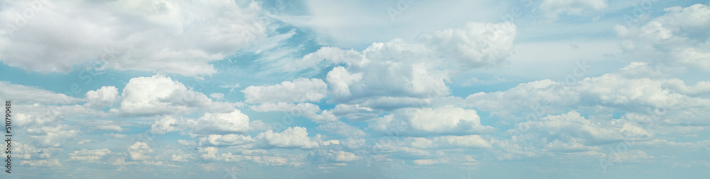 Naklejka premium Fluffy clouds in blue sky, panoramic skyline background