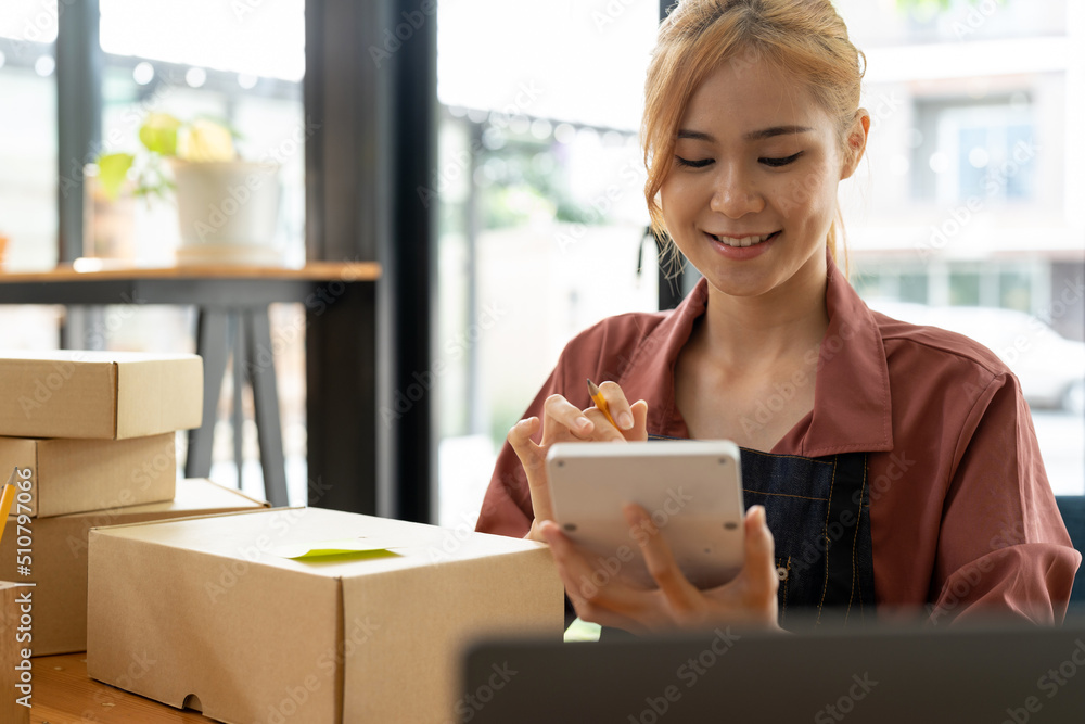Starting a Small Business, SME Owners, Female Entrepreneurs Check online orders via calculator To prepare to pack boxes for sale to SME customers online business ideas Starting a Small Business, SME Owners, Female Entrepreneurs Check online orders via calculator To prepare to pack boxes for sale to SME customers online business ideas