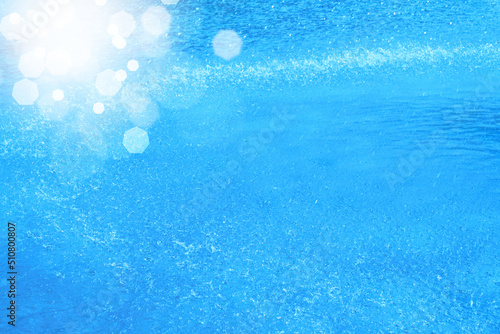 爽快な水しぶきとレンズフレア 全面ライトブルーの背景
