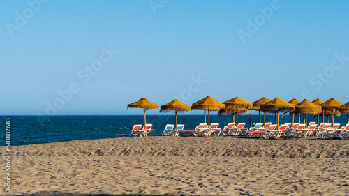 Hamacas y parasoles de playa bajo el sol de Torremolinos
