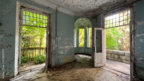 Fototapeta Naklejka Na Ścianę i Meble -  abandonment house interior grunge old walls window