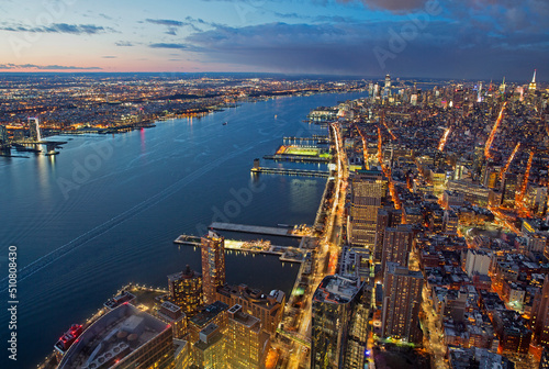 Canvas Print Aerial view of New York city and New Jersey illuminated at dusk with Hudson Rive