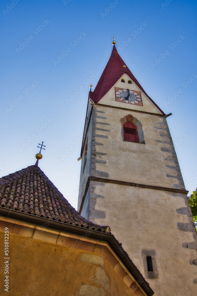 Der Kirchturm der St. Georgen Kirche von Obermais in Meran