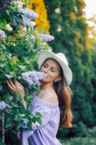 Girl in the garden with a hat, evening © Сорокина Вероника
