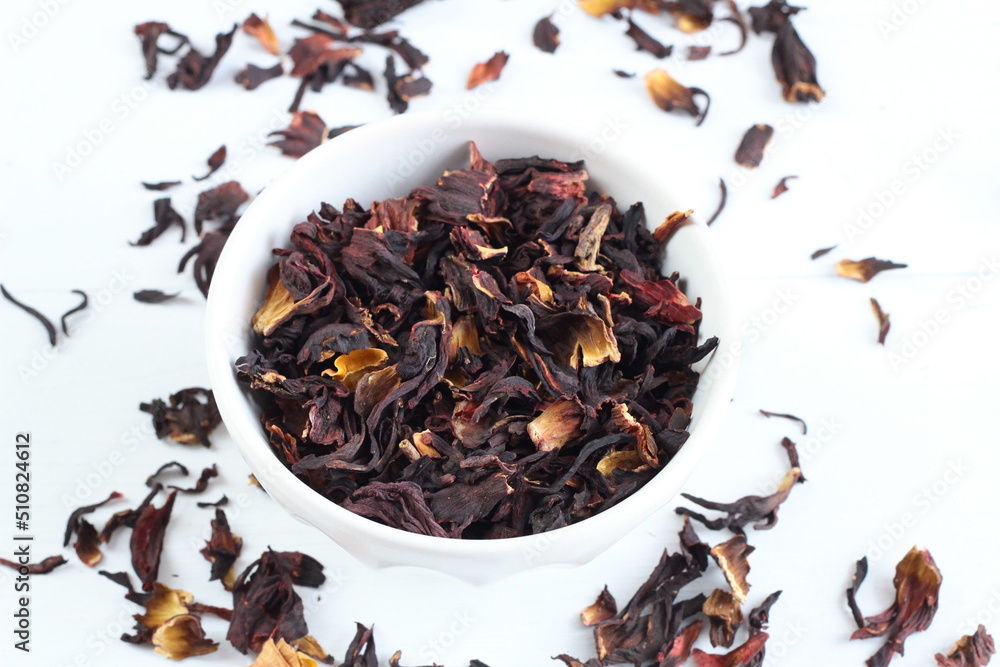 Obraz premium Suszone kwiaty hibiskusa w misce na białym tle