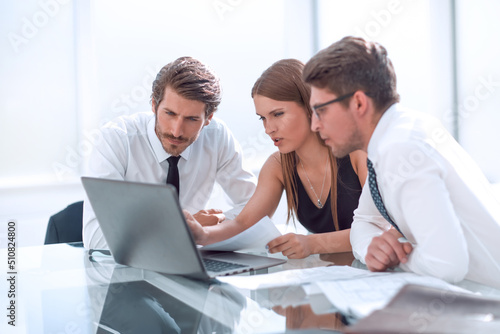 young employees discussing online news at a meeting © ASDF