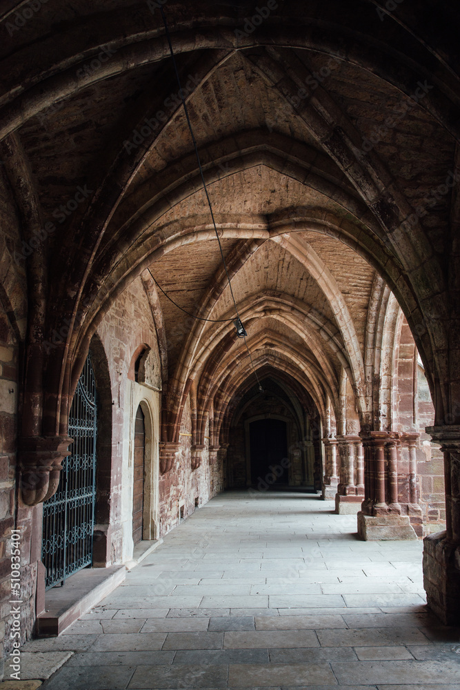 Les arches du cloitre de Saint-Colomban à 
Luxeuil-les-Bains. Les arches d'un cloitre médiéval. Les arches d'un monastère