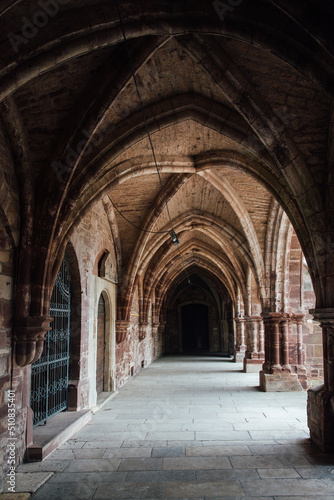 Les arches du cloitre de Saint-Colomban à  Luxeuil-les-Bains. Les arches d'un cloitre médiéval. Les arches d'un monastère © david