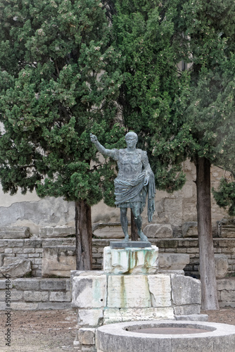 Statue de l'empereur Auguste à Nîmes - Gard - France