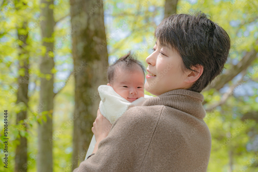 生命力を感じる森と母と子