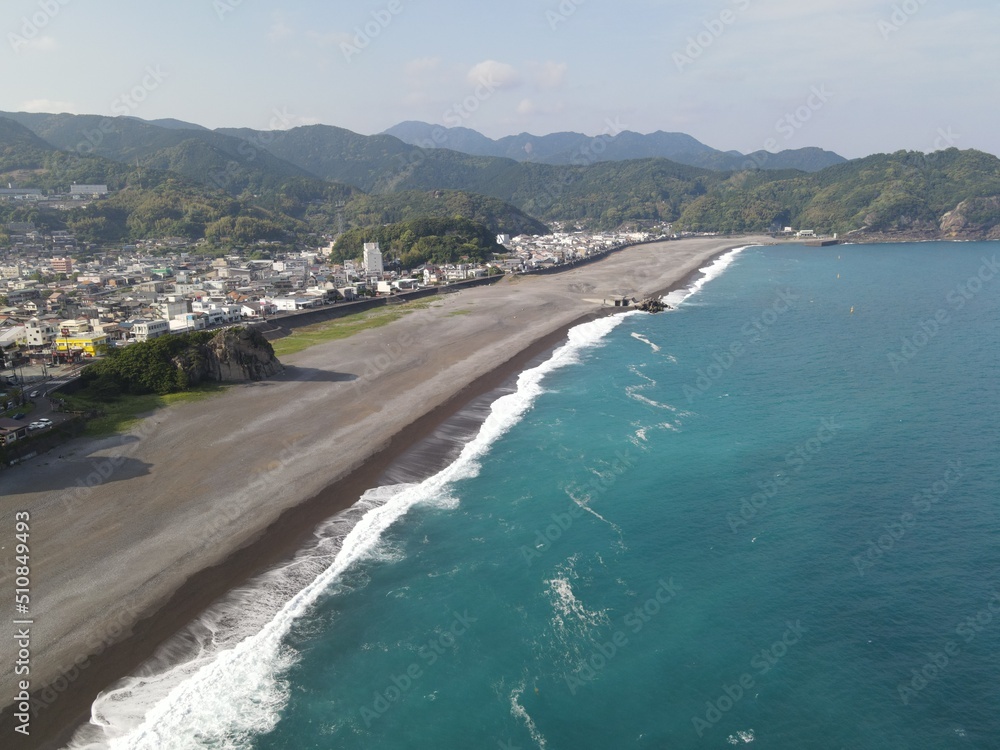 ドローンで空撮した和歌山熊野灘のエメラルドブルーの海岸の写真