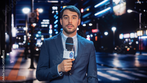 Tableau sur toile Anchorman Reporting Live News in a City at Night