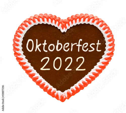 Lebkuchenherz "Oktoberfest 2022" isoliert auf weissem Hintergrund