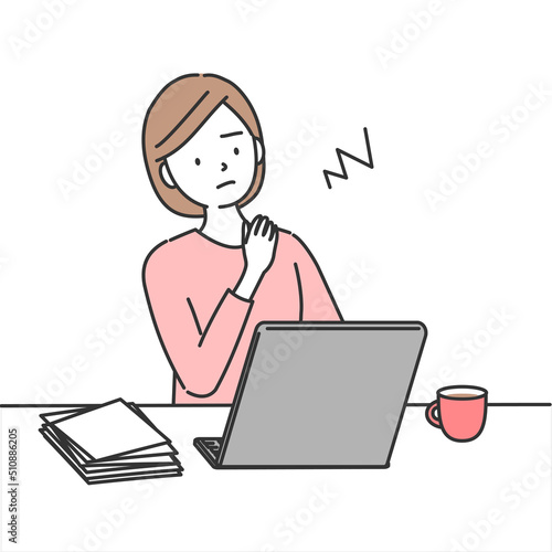 パソコンを使用し肩が凝る女性