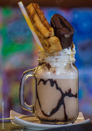 Batido de chocolate con bollería 