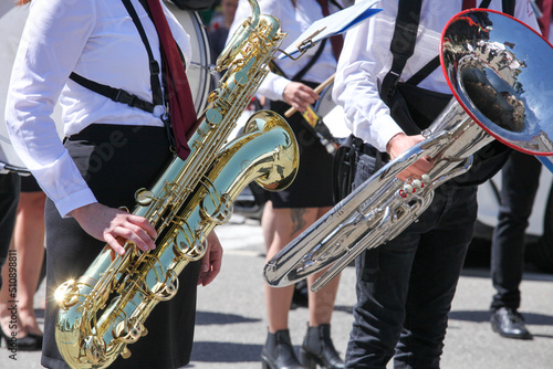 Cuadro en lienzo city bands with instruments for fanfare and military musician marches