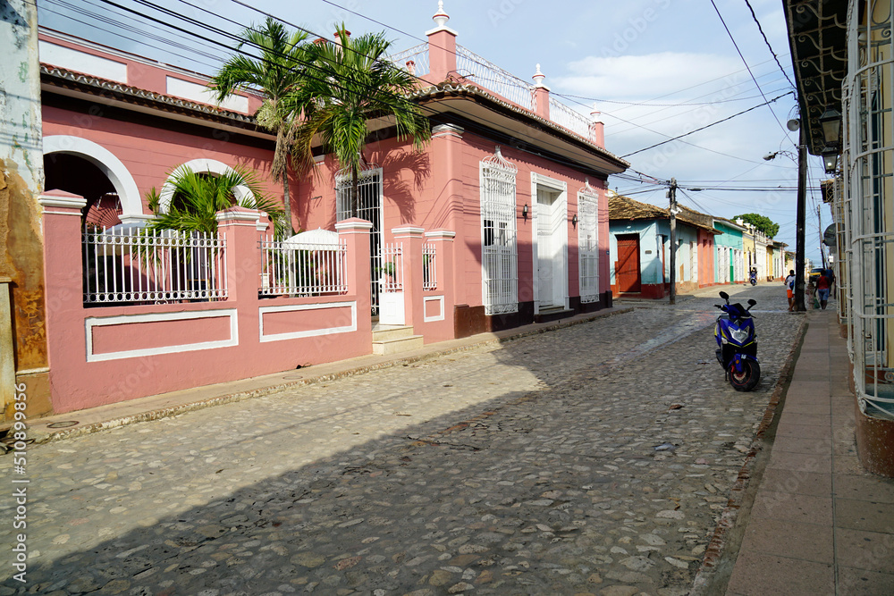 Obraz premium colorful houses in the streets of trinidad