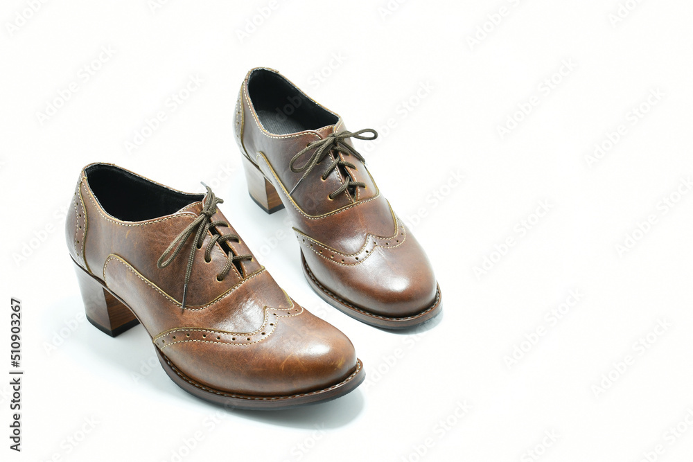 Zapatos de cuero color cafe. Calzado de tacon bajo sobre fondo blanco, espacio para texto al lado derecho. Zapatos de cuero color cafe. Calzado de tacon bajo sobre fondo blanco, espacio para texto al lado derecho.