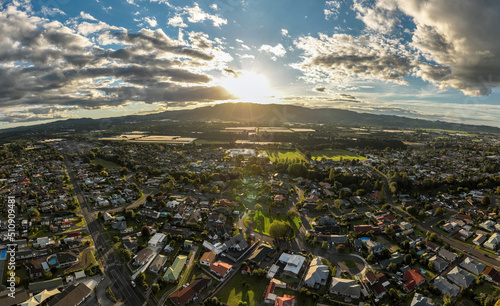 Fotografía Panoramic aerial view of Te Puke at sunrise in summer