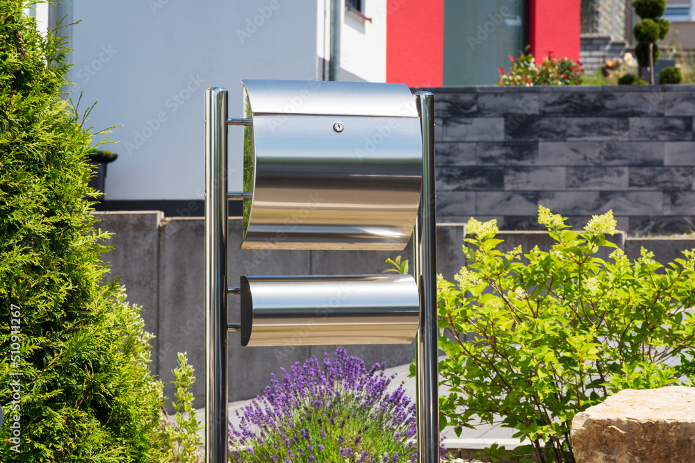 Standbriefkasten aus Edelstahl mit Zeitungsfach im eines