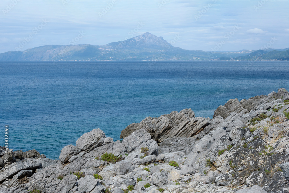 Veduta del golfo di Policastro dagli scogli nei pressi di Sapri Veduta del golfo di Policastro dagli scogli nei pressi di Sapri