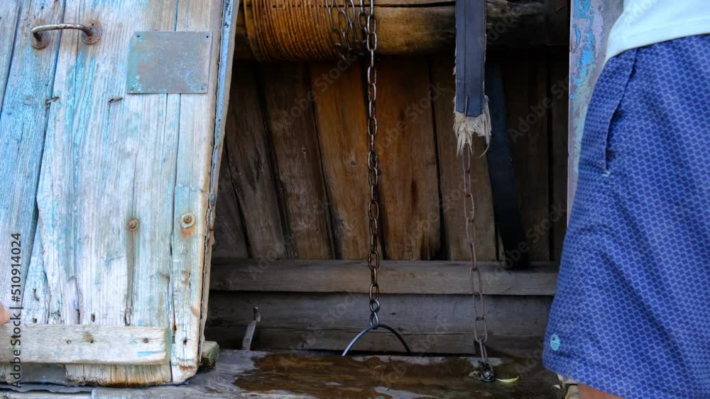 Stockvideon Ancient well with clean water. Ecology, getting water. The