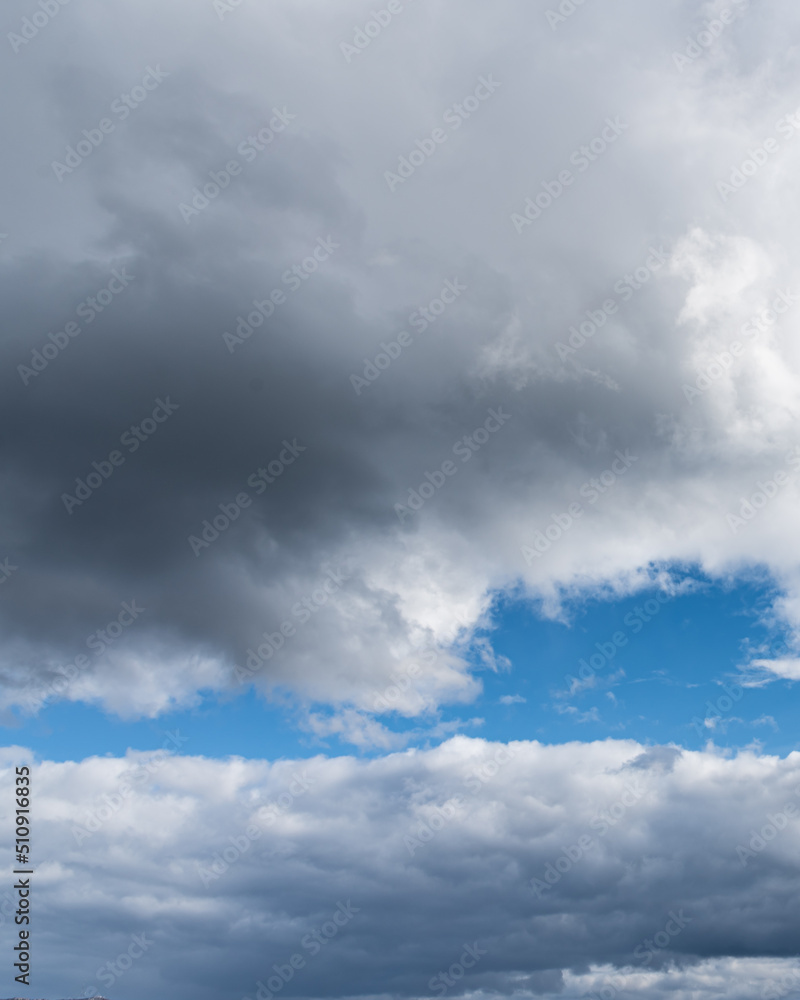 Obraz premium Blue sky with beautiful, patchy clouds for sky replacement use. 