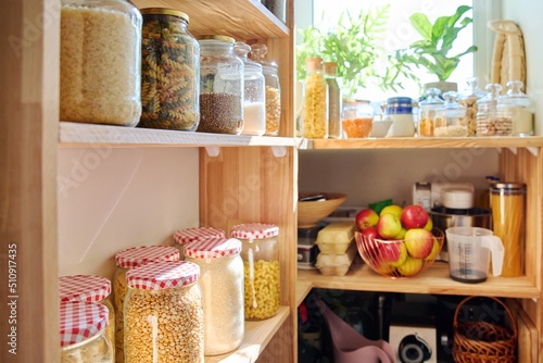 Foto Storage of food in the kitchen in pantry