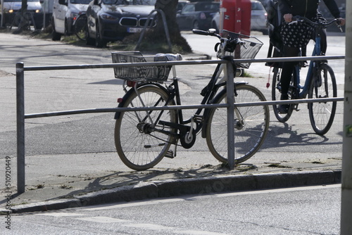 Herrenloses Damenfahrrad photo