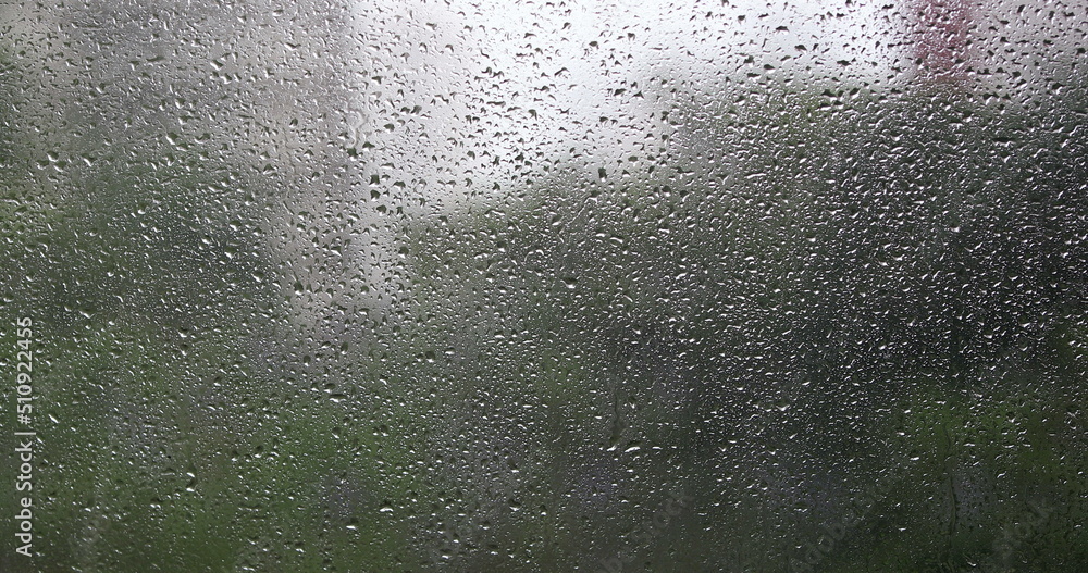 Obraz premium Rain droplets on window during rainy day