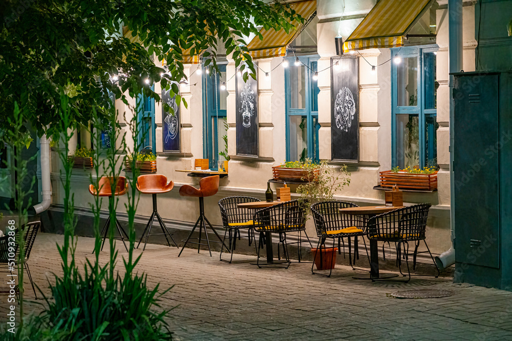 Obraz premium outdoor cafe in the evening without people