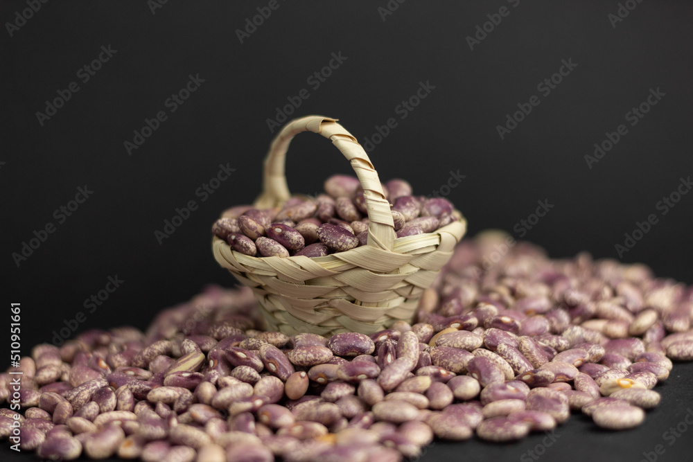 Frijoles con canasta de palma mexicana. Stock Photo Adobe Stock