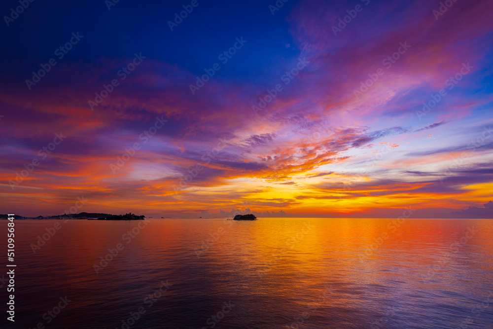 Obraz premium Sunset on Maldives paradise island holiday resort