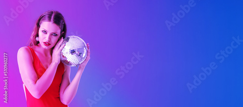 Fashionable young woman hol...