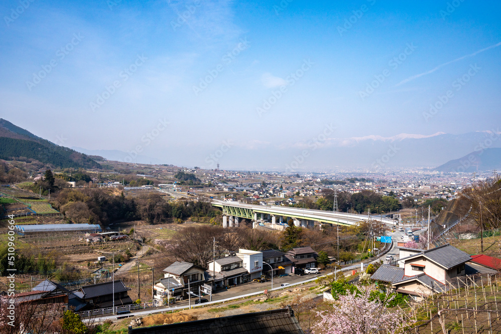 Fototapeta premium 春の甲州市の街並み