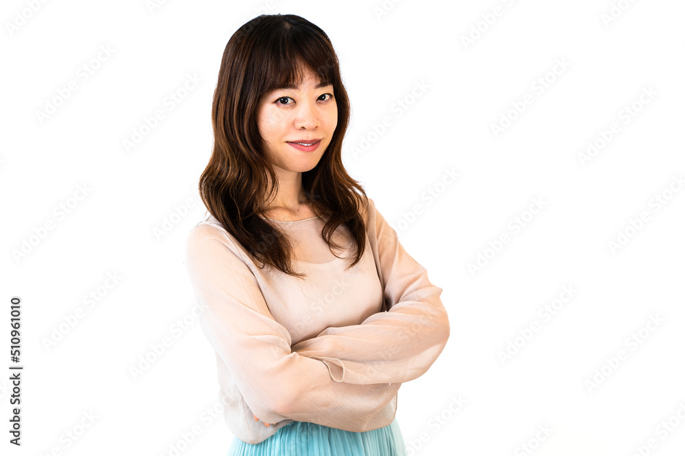 腕組みする女性 腕組みする女性