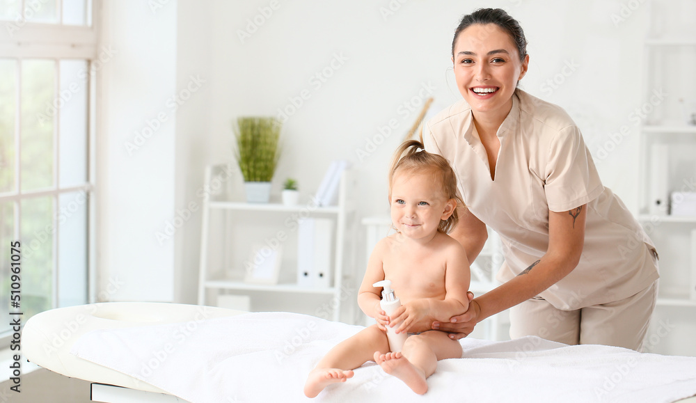 Massage therapist with cute baby in medical center - obrazy, fototapety, plakaty 